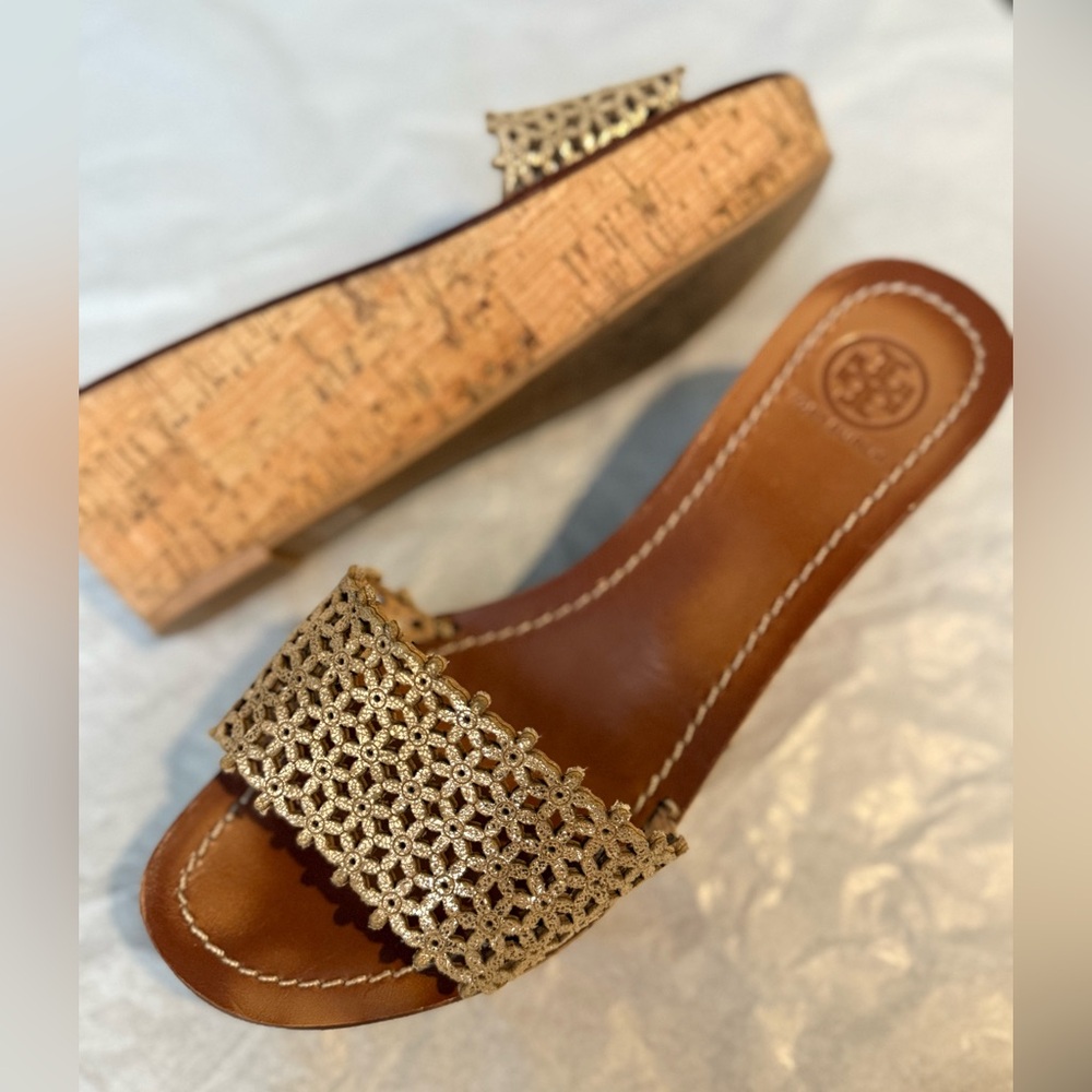 Tory Burch Daisy Floral Perforated Cork Wedge Sandals | Gold | Size 8 - Picture 7 of 10